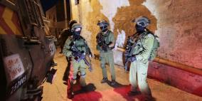 اعتقالات تطال 20 مواطنا بينهم شقيقة شهيد