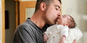 لهذا السبب لا تسمحي للآخرين بتقبيل طفلك الوليد