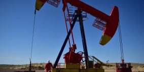 النفط ينزل لليوم الثالث وسط توترات تجارية 