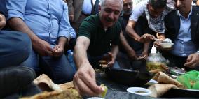 اشتية خلال إطلاقه موسم قطف الزيتون: منتوجنا الوطني أولوية