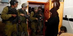 الاحتلال يعتقل 11 مواطنا وينهب أموالا