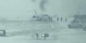 شاهد.. طائرة تنزلق على مدرج ثلجي في شيكاغو