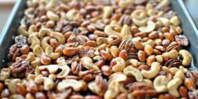 الضابطة تضبط "طنين اثنين" من السكاكر والمكسرات الفاسدة في نابلس