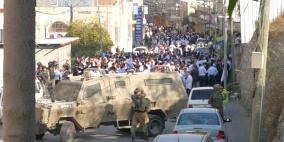 اصابة طفل بهجوم المستوطنين على منزل عائلة ابو شمسية في الخليل 