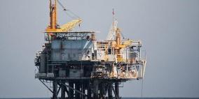 أسعار النفط تغلق منخفضة لكنها تنهي الشهر على مكاسب