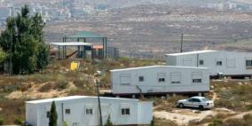 مستوطنون يضعون كرفانا ويشعلون اطارات شمال نابلس