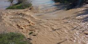 الاحتلال يغرق المحاصيل الزراعية شرق غزة