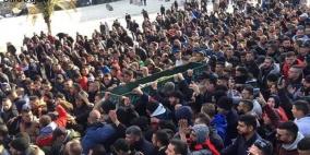 شاهد.. آلاف الفلسطينيين يشيعون جثمان الطفل أبو ارميلة في المسجد الأقصى