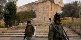 مستوطنون ينصبون سياجا حديديا قرب الحرم الإبراهيمي