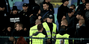 أندية الدوري الإنجليزي تفرض حظرا على المشجعين العنصريين