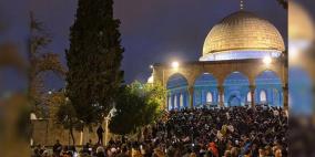 الالاف يؤدون صلاة الفجر في الأقصى والاحتلال يعتدي على المصلين