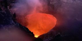 مغامر يستعد للسير على الحبل فوق بركان نشط 