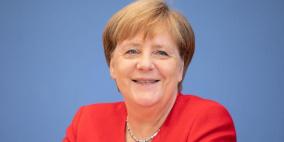 رجل إطفاء يغلق الهاتف في وجه أنجيلا ميركل