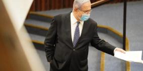 محامو نتنياهو يطالبون تأخير المحاكمة لبعد الانتخابات والنيابة ترفض 