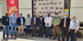 سنيورة تسلم 500 طرد غذائي لصالح العائلات المتضررة من جائحة كورونا