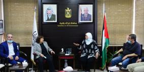 غنام تسلم وزيرة الصحة 5 آلاف مسحة لفحص "كورونا"