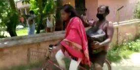 هندية ووالدها المشلول يقطعان مئات الكيلومترات هربا من الجوع