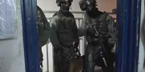 قوات القمع تقتحم قسم (1) في "النقب" وتعبث بمقتنيات المعتقلين