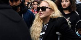 مادونا تتحدى الإصابة وتنضم للمتظاهرين ضد العنصرية