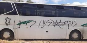 مستوطنون يعطبون اطارات ويخطون شعارات عنصرية في اللبن الشرقية