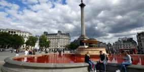 احتجاجا على تربية الحيوانات..محتجون يصبغون مياه نافورتين في لندن باللون الأحمر