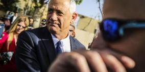 غانتس يمدد تجميد قرار معاقبة البنوك بشأن مخصصات الشهداء والأسرى