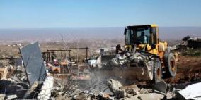 الاحتلال يهدم خيمة سكنية ويخطر بوقف العمل في مسكن جنوب الخليل