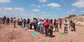 مواطنون يؤدون الجمعة في أراضيهم المهددة بالاستيلاء بطولكرم