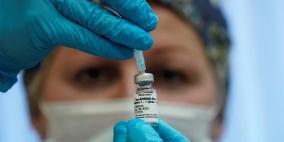 "جونسون" تعلق تجارب لقاح كورونا