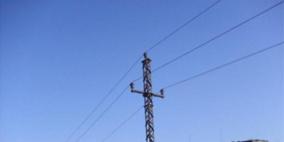 مستوطنون يقطعون اعمدة كهرباء جنوب نابلس