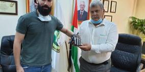 طالب من "القدس المفتوحة" يطور قفازات يحول حركات الإشارة إلى نصوص