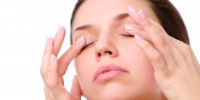 كيف تحصلين على بشرة أكثر نضارة حول العين