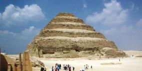 تمثال لأحد ملوك مصر القديمة يتعرض للكسر أثناء النقل