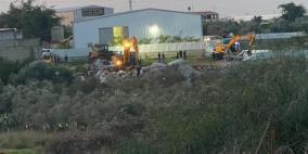  هدم مبنى ضخم وجدار في المثلث