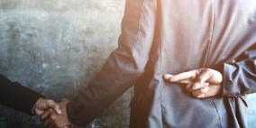 علماء النفس يكشفون علامة جديدة لكشف كذب الرجال !