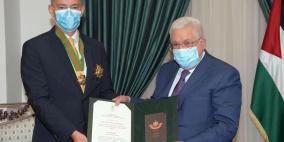 الرئيس يمنح ميلادينوف"النجمة الكبرى" من وسام القدس