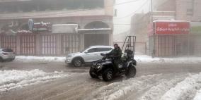 الخليل تكتسي اللون الأبيض