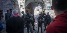 الاحتلال يداهم عدة محال تجارية ويفتش منزلا في الخليل