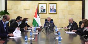 اشتية يوعز بالعمل على البدء بالتسجيل لتطعيم المواطنين