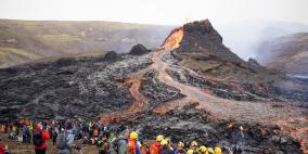 بركان أيسلندا يجذب الزوار لرؤية الحمم عن قرب 