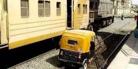 ضجة في مصر.. "توك توك" يسير بجانب قطار