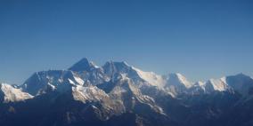 ضرير آسيوي يتسلق جبل "إيفرست"