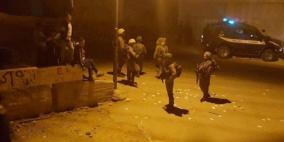 الاحتلال يستولي على أموال ومستندات من محل للصرافة في الخليل