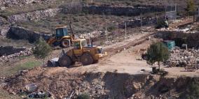 الاحتلال يجرف اراضٍ مزروعة في ام صفا