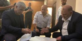لبيد يوقع اتفاقيتين ائتلافيتين مع عباس وليبرمان