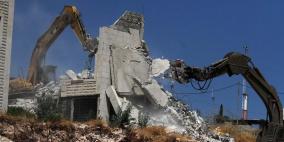 بالفيديو: الاحتلال يهدم منزلا قرب حلحول شمال الخليل