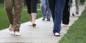 ما فائدة المشي حافي القدمين؟