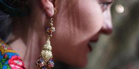 امرأة تستدعي رجال الإنقاذ لنزع الحلق من أذنها