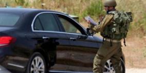 الاحتلال يعتقل شابا ويحطم مركبة في أبو ديس