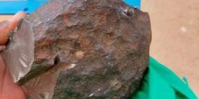 شاهد: أردني يعرض نيزكا كبيرا للبيع 